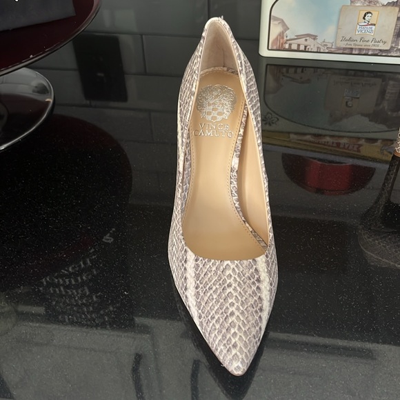 Vince Camuto heels. STYLE:VC-SAVILLA.  COLOR/MATERIAL:MALVA TRUE SUEDE - Picture 4 of 6